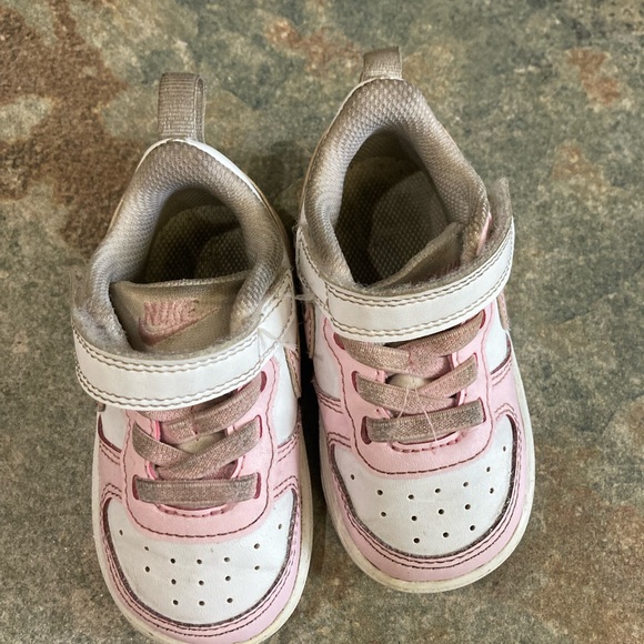 Nike Court Borough Low in pink and white size 5c good/play condition - Picture 2 of 7